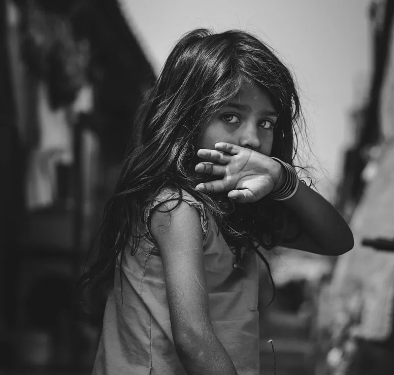 Análisis jurídico del SAP y propuestas de mejora en la LOPIVI para la protección de mujeres y menores víctimas de violencia. Foto de niña.